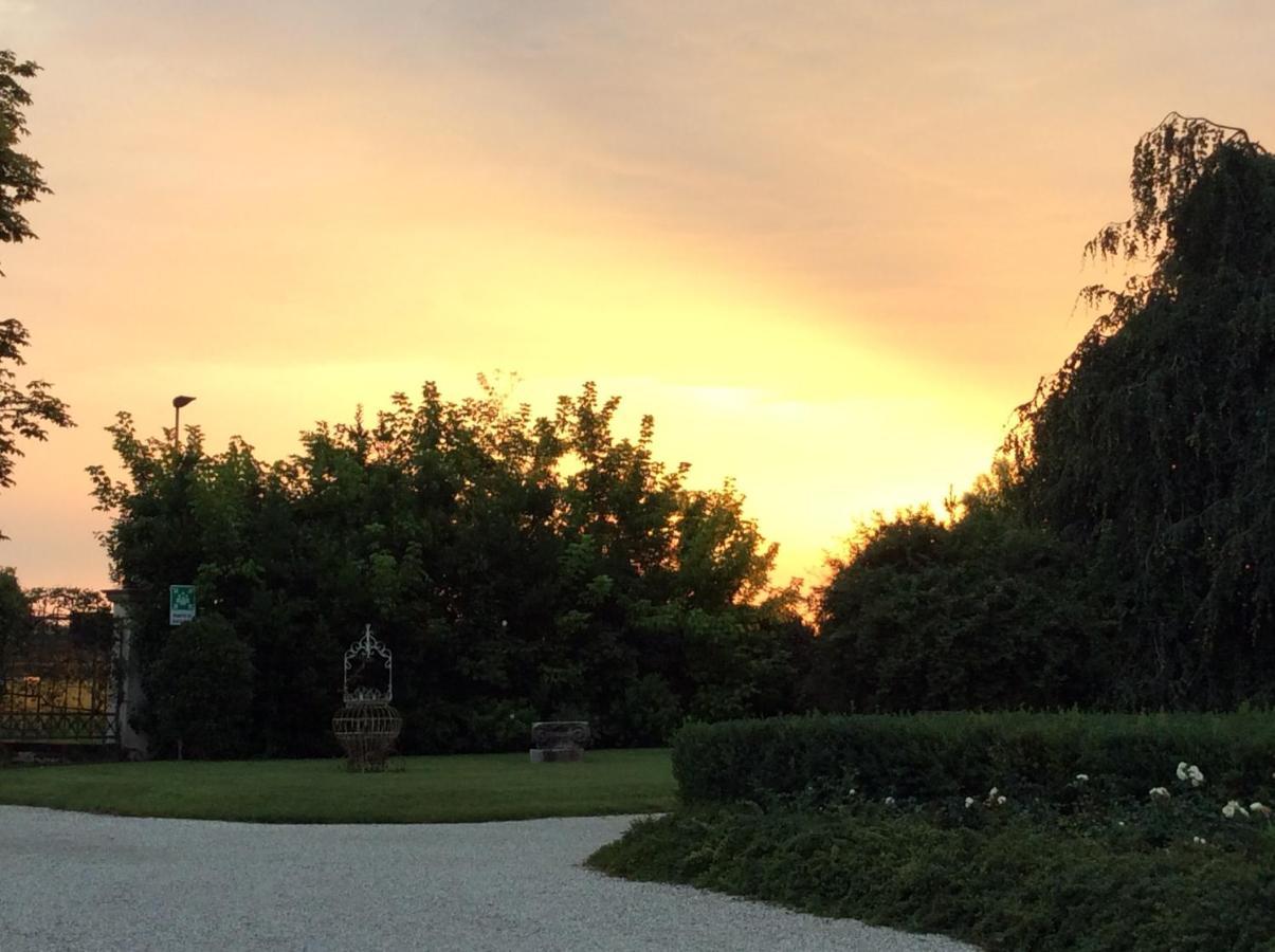Borgo Dei Conti Della Torre Guest House Morsano al Tagliamento Bagian luar foto