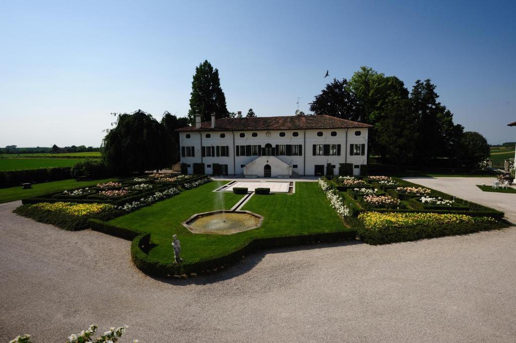 Borgo Dei Conti Della Torre Guest House Morsano al Tagliamento Bagian luar foto